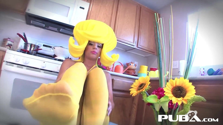 PUBA Solo: Surreal cozinha vestido com Abigail e seu pepino gigante