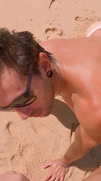 Orinar en la playa nudista!! Mi padrastro dominatrix - más 2 litros orina dorada