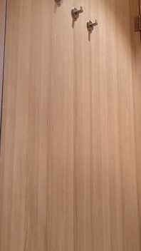 Masturbuje v šatně. Skutečný ženský orgasmus. Plný. díl 13001