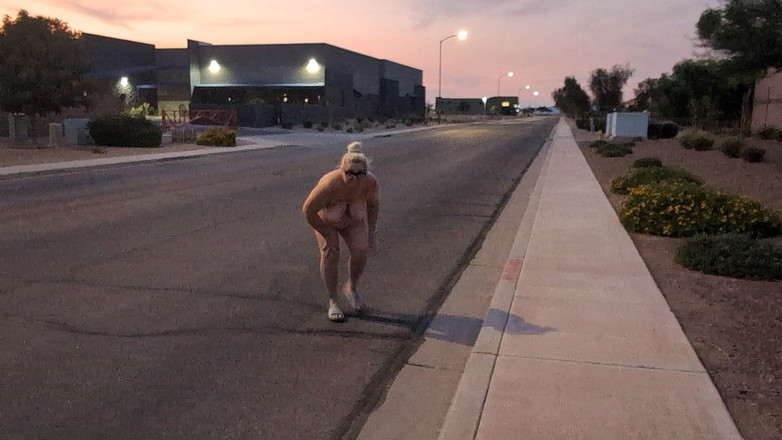 Intangible Assets: Tombul iri güzel evli kadın herkesin içinde gösteriş yapmayı ve çıplak...