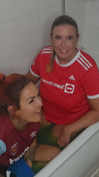 Maisie Lewis et sa coquine V prennent un bain gunge