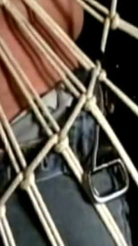 成熟した少年がバックルームでBDSMでセックスされる