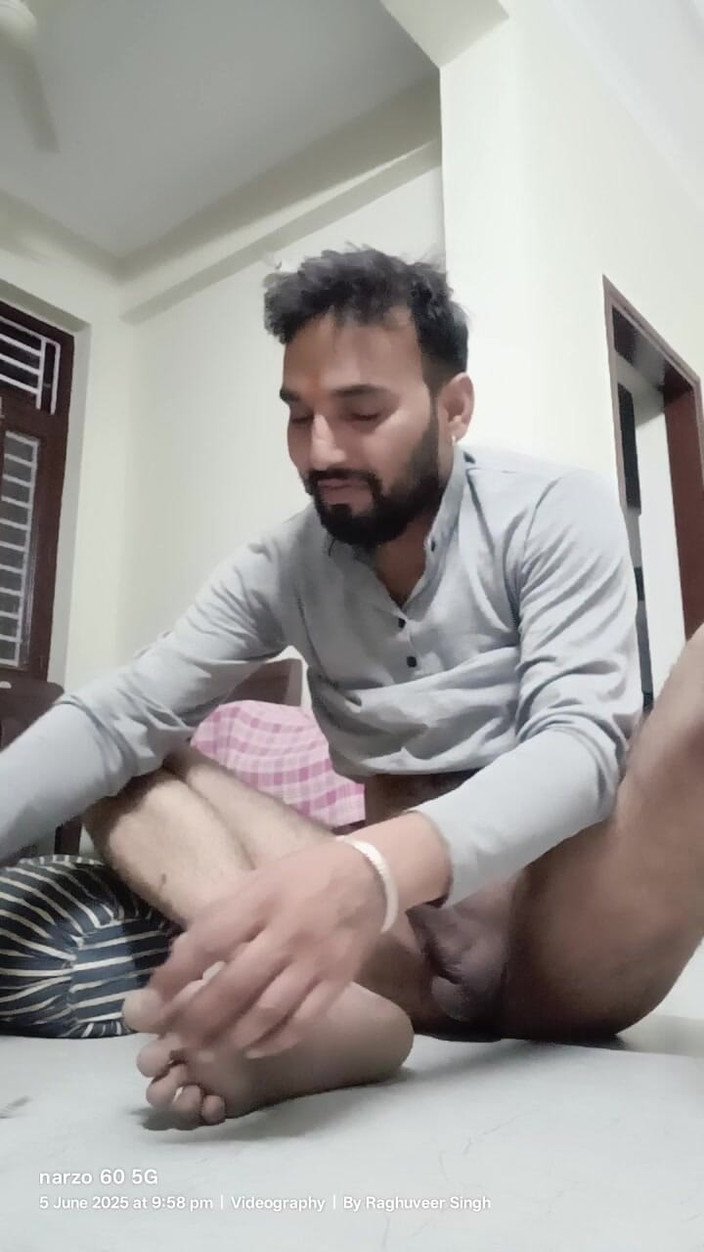 Rajasthani-old-lover: インド人男性がバスルームで自慰行為をしている