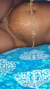 インドのタミル人妻が元恋人からのバレンタインギフトを望んでいます
