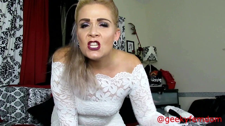 Geeky Femdom: Anne ile evde mahsur kaldı 2