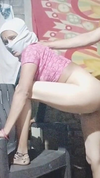 Suami dengan isteri berkongkek dalam gaya desi