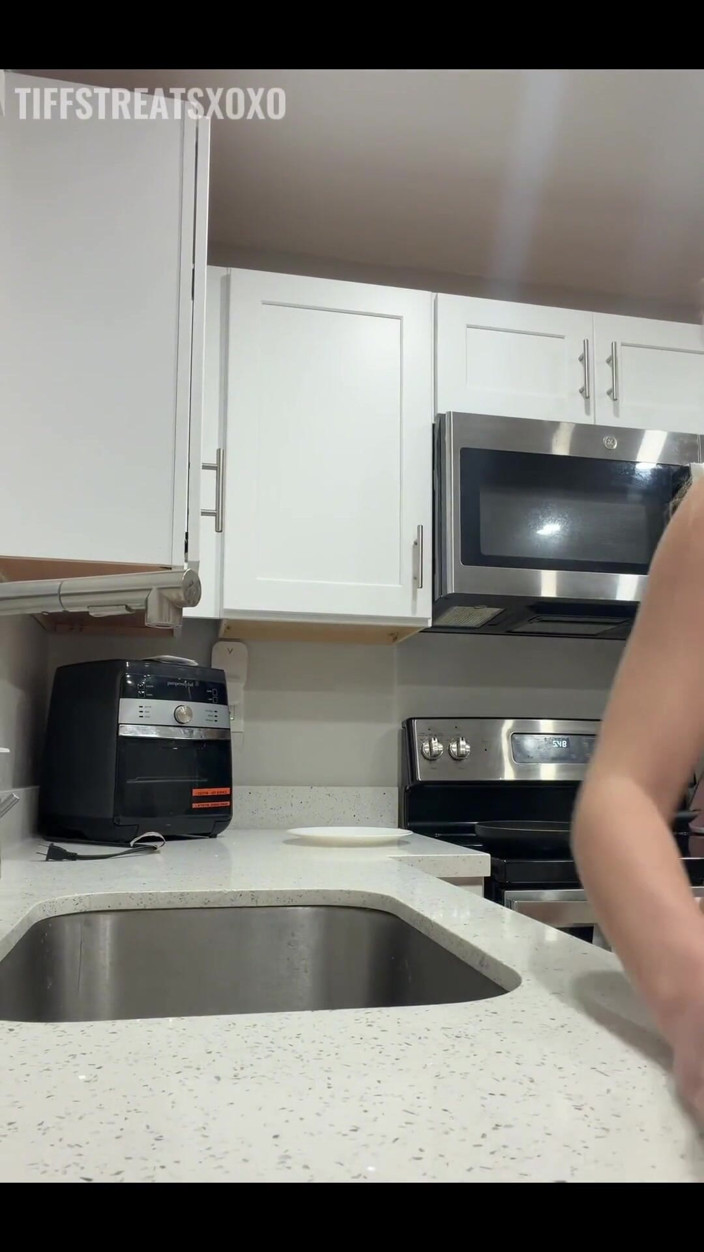 Tiffstreatsxoxo: Was about to make some dinner but I had to...