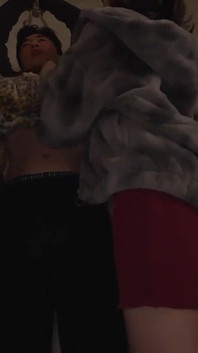 Zábavná sexuální hra, lemování na různých místech, aby se zralý muž vystříká. část 2