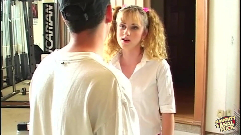 Naughty anal fuck: În loc să lucreze gospodina blondă îl invită pe bărbatul ei...