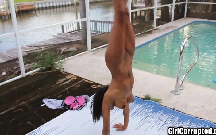 Girl Corrupted: Ivy, femeie sexy cu țâțe negre excersează nud pe puntea D...