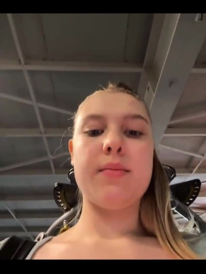 JuiceLussie: Masturbieren im fitnessstudio so hart