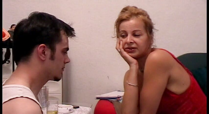 Femdom Austria: Richie se met par terre