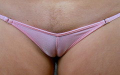 CandyGirl Video: Anabelle Pync - neukmachine met slipje aan de zijkant