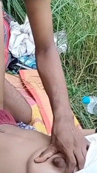 भारतीय गांव की देसी लड़की को जंगल में ले जाकर चुदाई की गई