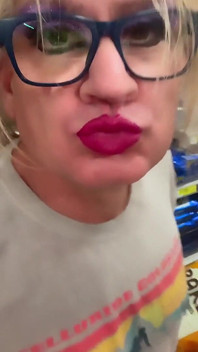 Děvka Krátké šortky, Venkovní Sissy, Nakupování potravin