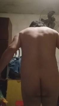 Crown Bouncing Ropes Naked Impresses with Cute Ass