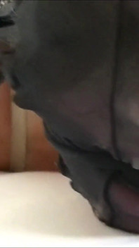 ¡Encapuchada con pantimedias super apestosas y atada como un cerdo de sexo!