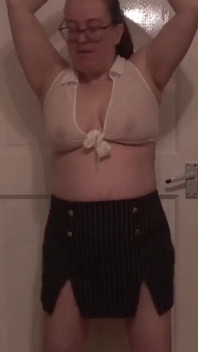 Sexy segretaria si spoglia