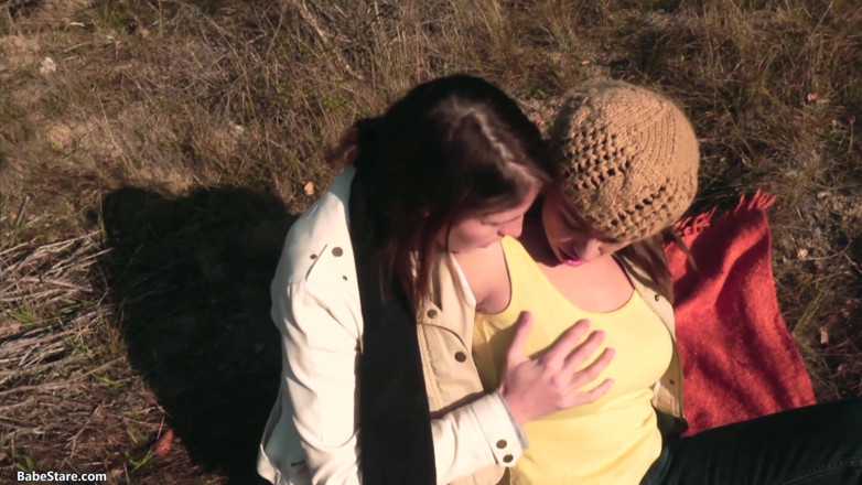 Lesbian Babe Stare: Přinesl jsem strapon: lesbičky na pikniku se rozhodly, že si užije...