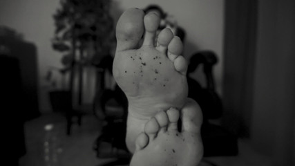 Your italian goddess: Salut le loser regarder mes pieds sales ta déesse italienne