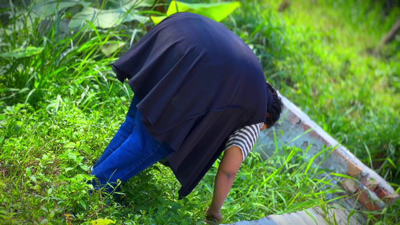 Your Boy's Cum: Une fermière égyptienne, du champ de légumes à la chambre, se fait...