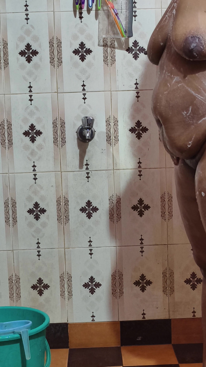 Realmallucouplevlog: Une indienne mallu prend son bain et a besoin de...
