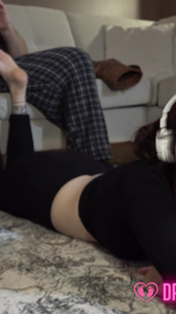 Bella's Przypadkowy Footjob - (dreamgirls w skarpetkach)