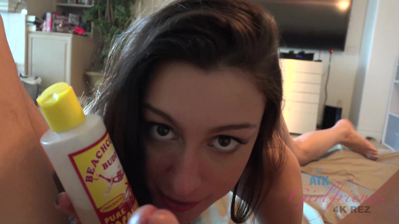 ATK Fans (Girlfriends): Après qu'elle a allumé une cigarette, Alex se déshabille lentement...