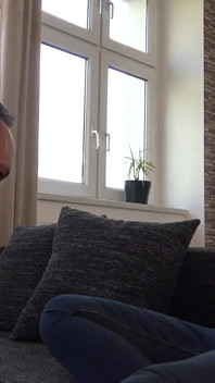 Niemiecka proll dom trenuje jej domowego niewolnika z uderzeniem w twarz i siadanie na twarzy w dżinsach podczas oglądania telewizji i jedzenia pizzy