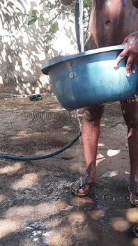 浮気娼婦の女、恋人のチンポを洗う