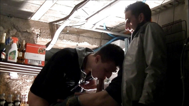 French Twinks Amator videos: Twink folosit de colega sa de muncă la locul de...