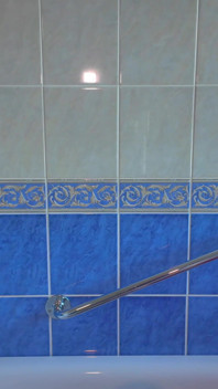 Presentazione di lei al risveglio perizoma bagno bagnato e completamente vestita