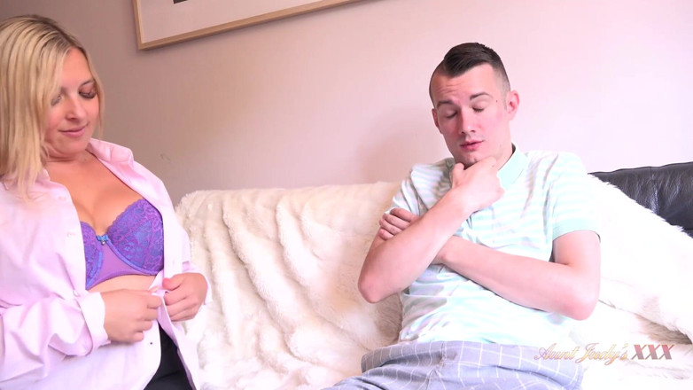 Aunt Judy's XXX: Caliente grandota madrastra Charlie Rae ayuda a su hijastro