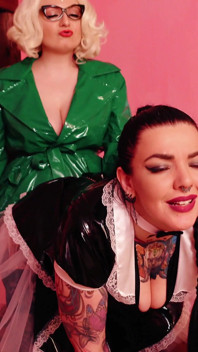 Video seks lesbian hot pakai strap-on!