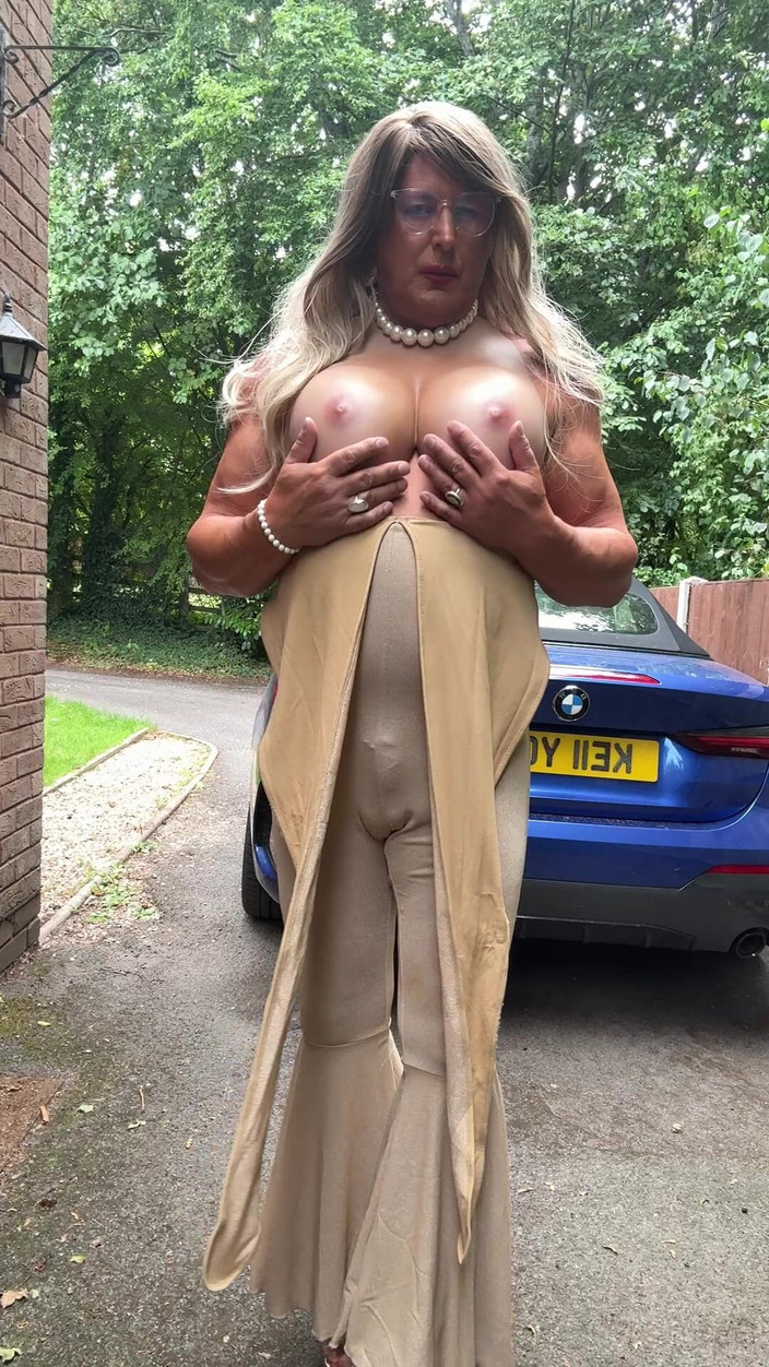 Kelly CD 2022: Sexig crossdresser Kellycd2022 i guld stretchig kattdräkt och klackar