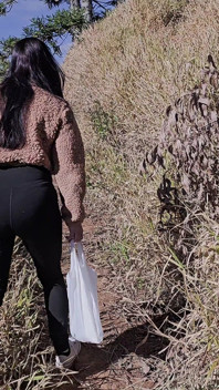 Kencing liar Jennyfer! Aku buang air kecil saat mendaki gunung!