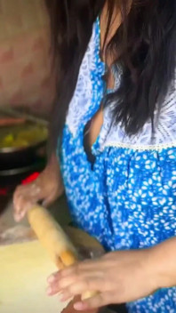 Makcik panas desi India dikongkek oleh lelaki jiran semasa dia memasak di dapur pada waktu pagi semasa pakcik tiada di rumah