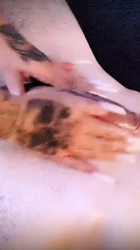 Masturbazione Con La Mano Stretta Post-orgasmo Della Sorellastra, Sborrata Calda