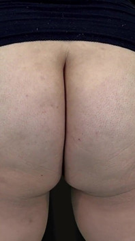 お尻の頬をクリンチングして歩く