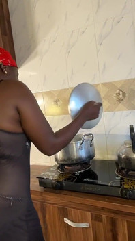 Une femme fait de la nourriture pour son mari et se fait baiser
