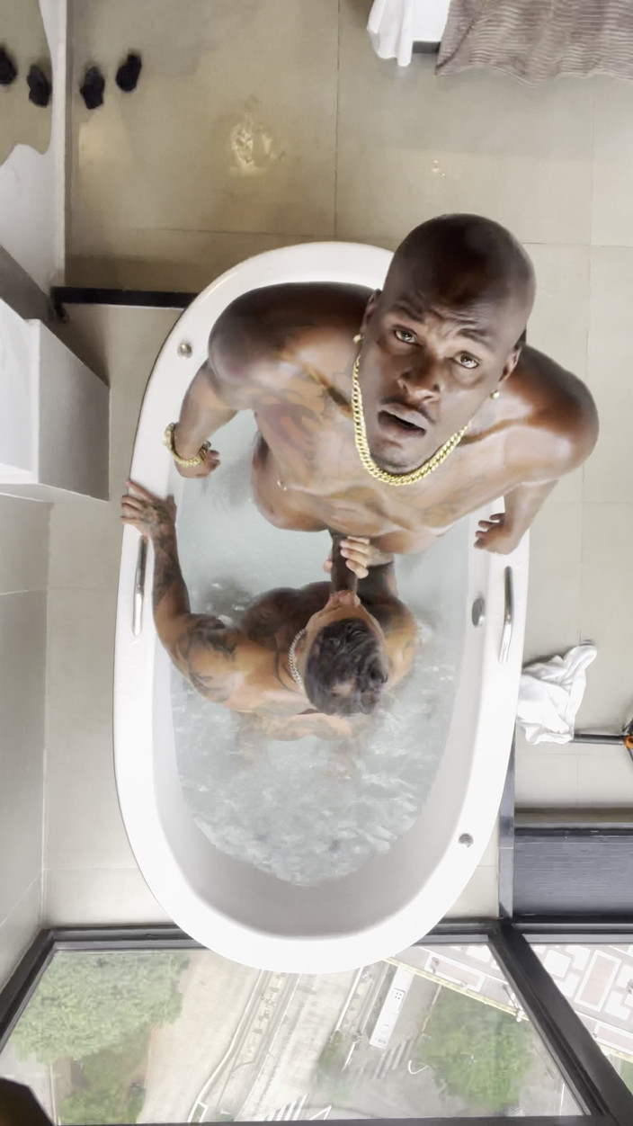 DADDYBLACKXXX: Si jalang pembina badan berotot dikongkek kote hitam besar!