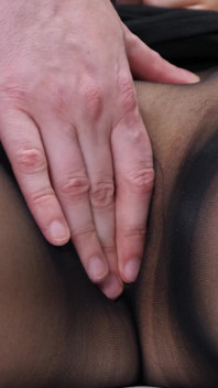 557 Urut kaki seksi dalam pantyhose lancar bertukar menjadi fantasi seksual kasar, dengan cunnilingus dan kongkek panas!