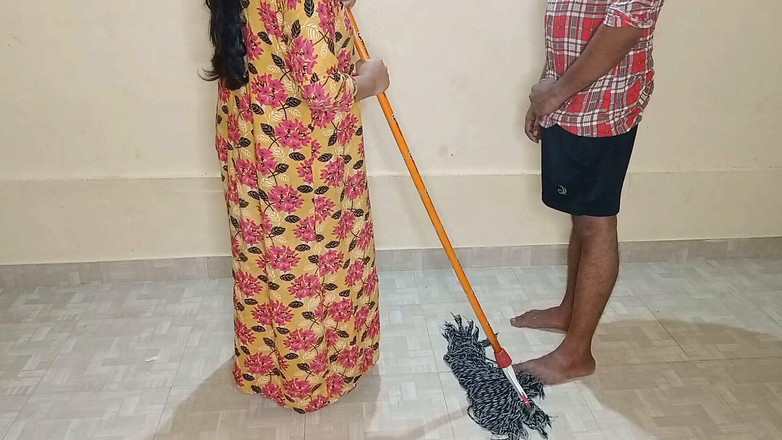 Queenrima: 我让女仆阿姨吮吸我的鸡巴并操她一整天 - 女王 reema