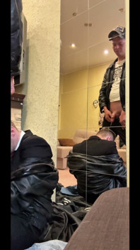 Pidr v obleku slouží gopnikovi ve sportovních botách a kožené bundě