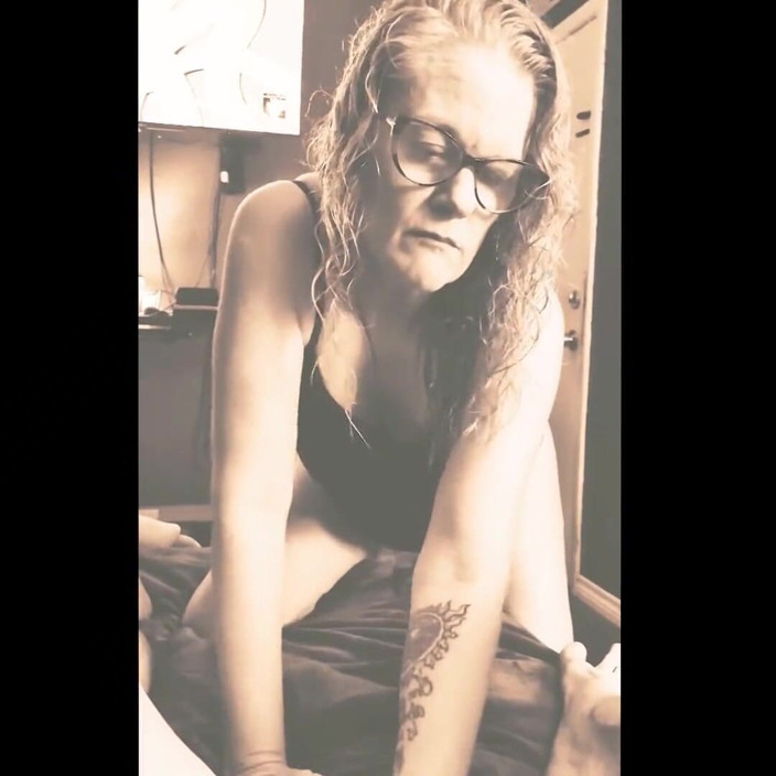 Bombstick and Trouble: Ma belle-mère dévergondée se faufile pour sucer ma grosse bite