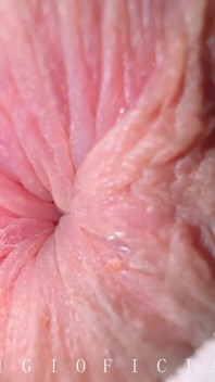 Seu meio-irmão não poderia pensar em nada melhor do que cheirar sua tanga na área anal e filmá-la em close-up