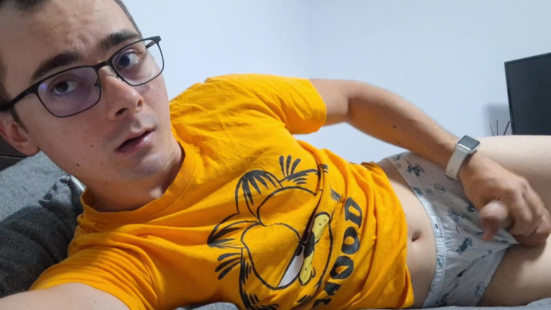 The college boy: Nadržený vysokoškolský chlapec si honí v posteli při čekání na nevlastního...