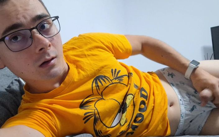 The college boy: Mahasiswi sange ngocok kontol di ranjang sambil menunggu ayah tirinya