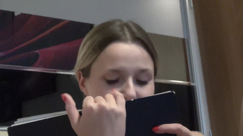 All Those Girlfriends: Urocza szczupła Eva Kerstin czyta książkę