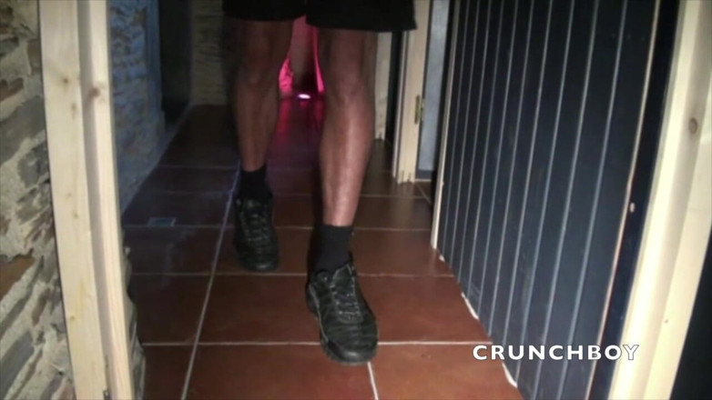 Sneaker gay: Extremes hardcore-bdsm und fetisch-demütigung mit sexspielzeug im hinterzimmer